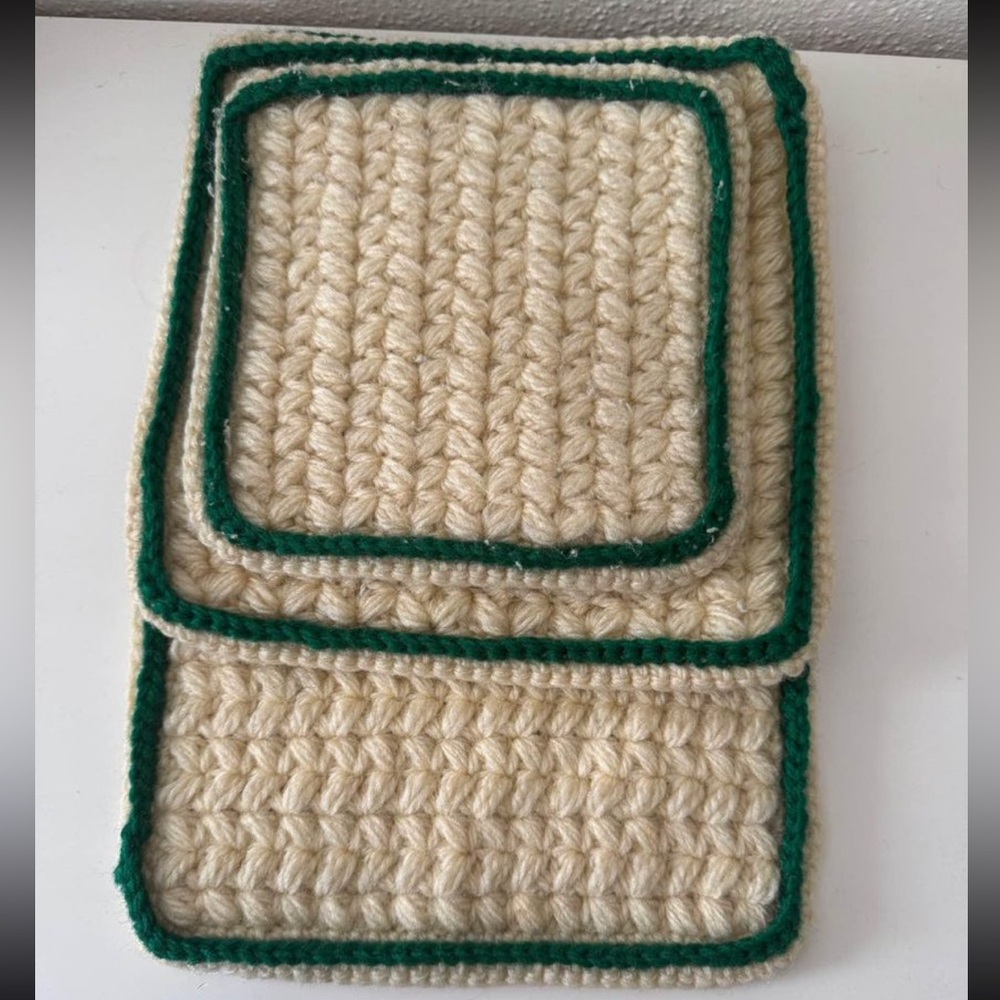 HANDMADE | Set of 3 yarn trivets green and cream
Sizes:
8x8”
10x10”
10x14.5”